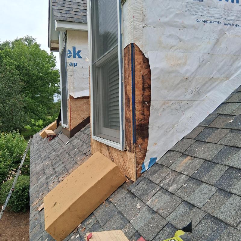 Offers siding demolition and replacement, removing damaged siding and rotten wood in Brandon, MS